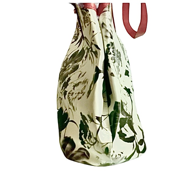 Kenneth Cole Reaction tote bag. Floral, black, red, white with gold snaps - Picture 3 of 8